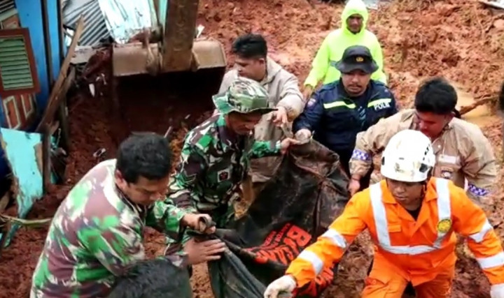 Tim SAR Gabungan Kembali Temukan 3 Jenazah Korban Longsor Natuna