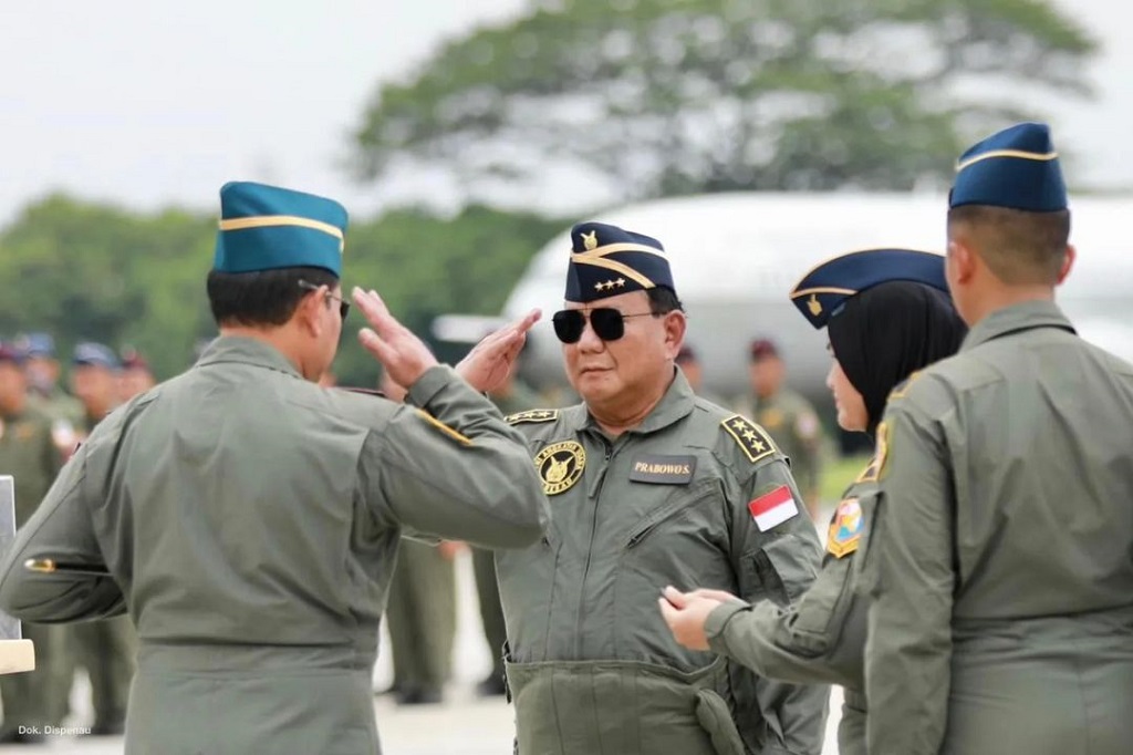 Prabowo Terima Penganugerahan Wing Kehormatan Penerbang Kelas 1