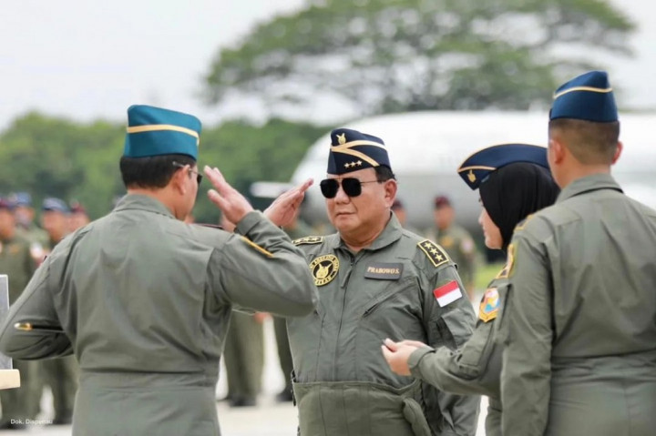 Prabowo Terima Penganugerahan Wing Kehormatan Penerbang Kelas 1