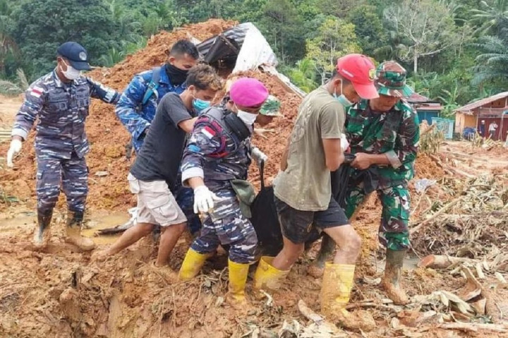 Prajurit Marinir Bantu Evakuasi Korban Longsor di Desa Serasan Natuna