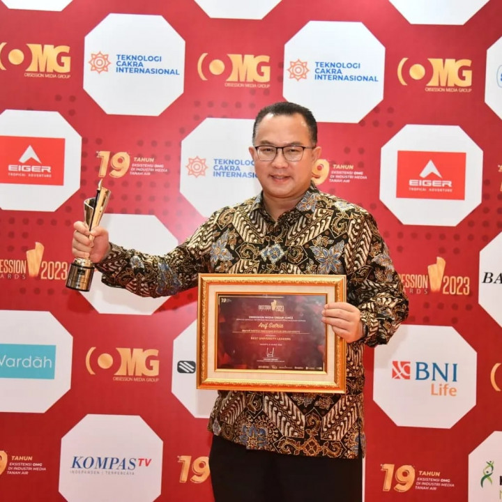 Selamat! Rektor IPB Terima Anugerah Obsession Awards 2023 Kategori Best University Leaders