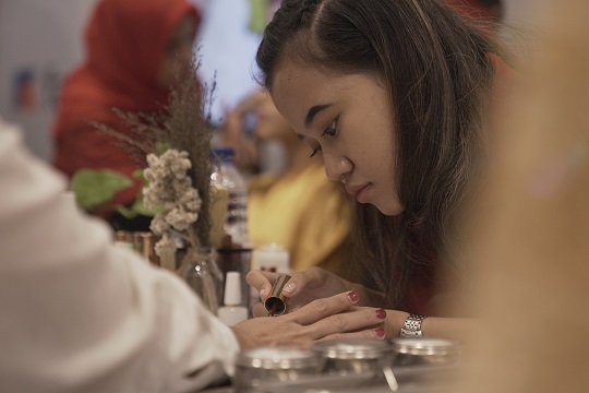 Hobi hingga Jadi Usaha, Pelajar SMK Ini Dapat Uang Jajan dari Nail Art