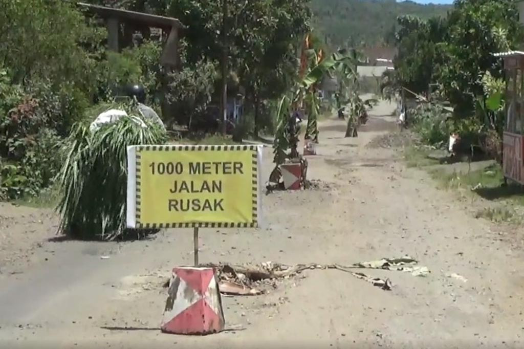 Warga menambal jalan rusak di Tulungagung