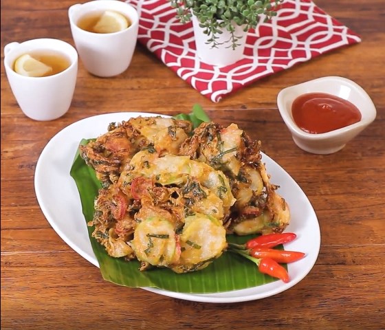 Sontek langkah masak bakwan isi seblak dari Endeus TV yuk. Dijamin antigagal dan yummy! (Foto: Dok. Endeus TV)