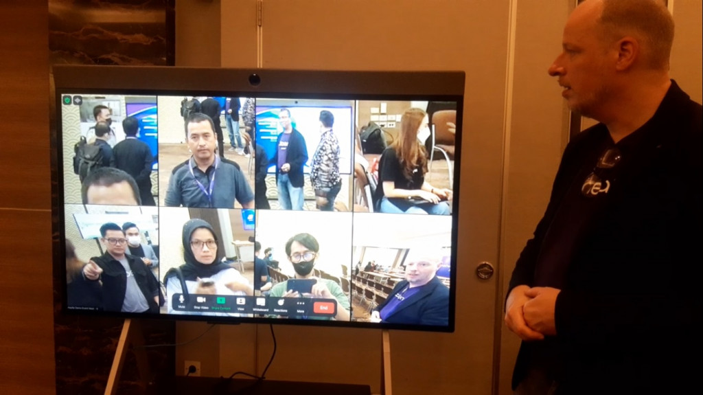 Demo Video Conference dari Regional Director Asia Neat, Niko Walraven. (Foto: A. Firdaus/Medcom)
