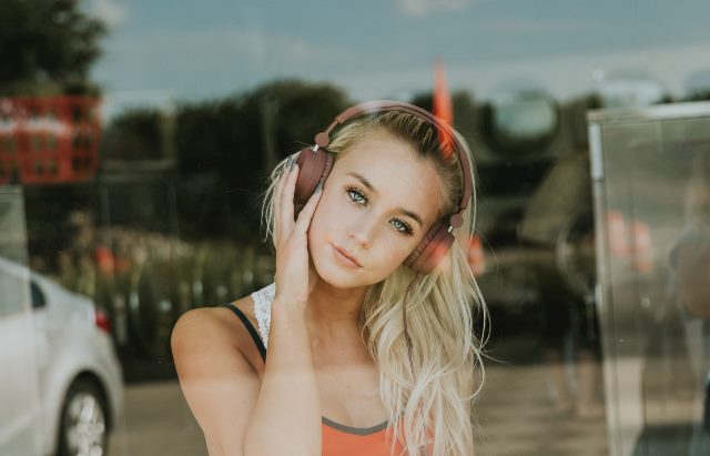 Ini masalah kesehatan yang berkaitan dengan penggunaan earphone. (Foto: Ilustrasi/Dok. Unsplash.com)