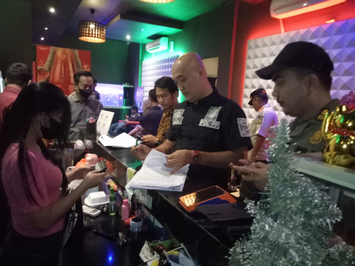 Jelang Ramadan, Satpol PP Tangsel Razia Miras di Tempat Hiburan Malam
