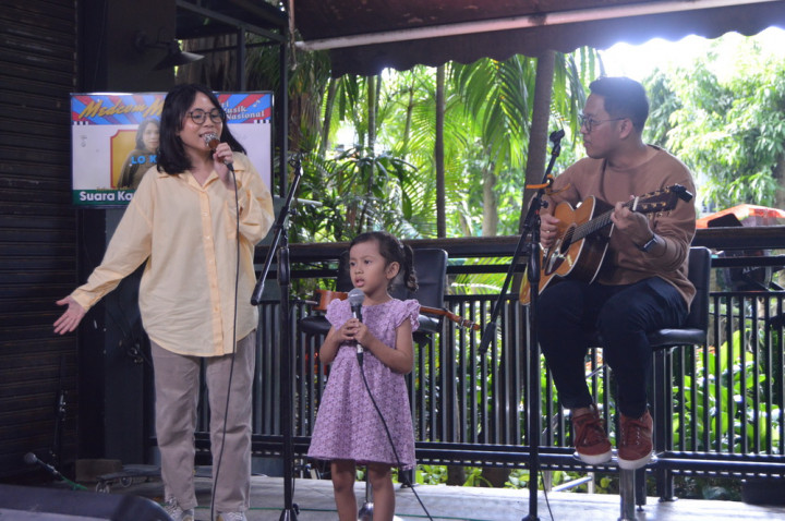 Tampil di Musik Medcom, Suara Kayu Ajak Seorang Balita Bernyanyi Bersama