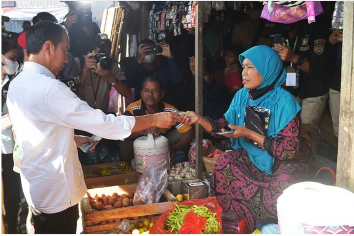 Jelang Puasa, Jokowi Cek Harga Sembako di Pasar Mendenrejo Blora