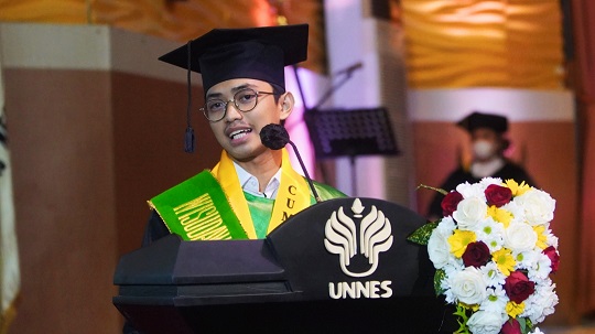 Cerita Panjang dan Berliku Raffi, Wisudawan Terbaik Unnes dengan IPK 3.9
