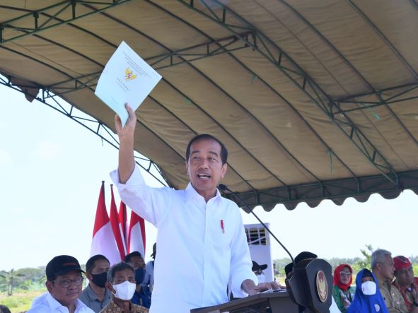 Berikan SK Perhutanan Sosial ke Warga Blora, Jokowi: Jangan Ditelantarkan