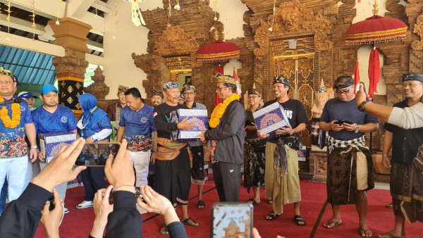 Dorong Pemulihan Ekonomi Bali, DPP IKA UII Bagikan Ratusan Paket Bansos