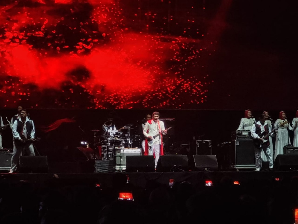 Rhoma Irama bersama Soneta Grup tampil sebelum God Bless dalam konser Deep Purple di Solo. Medcom.id/ Triawati