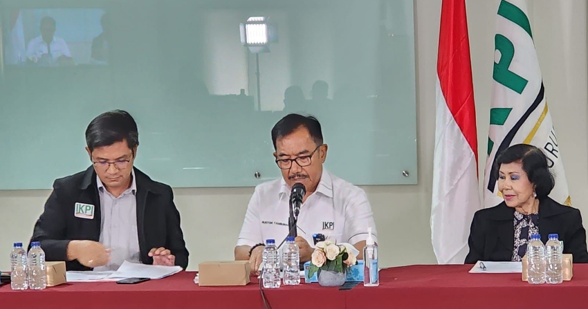 Ketua Umum IKPI Ruston Tambunan (tengah)