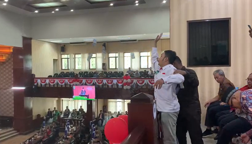 Mahasiswa Ini Minta Maaf Usai Tebar Uang Mainan di Ruang Paripurna DPRD Kota Bekasi