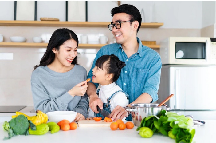 menurunkan berat badan anak yang gemuk atau obes bukan dengan cara diet ketat dan melarang anak makan makanan tertentu. (Foto: Ilustraso Freepik)