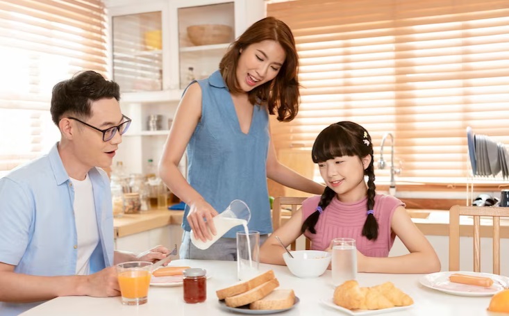 Membentuk pola makan yang baik perlu kerjasama seluruh anggota keluarga di rumah. (Foto: Ilustrasi Freepik)