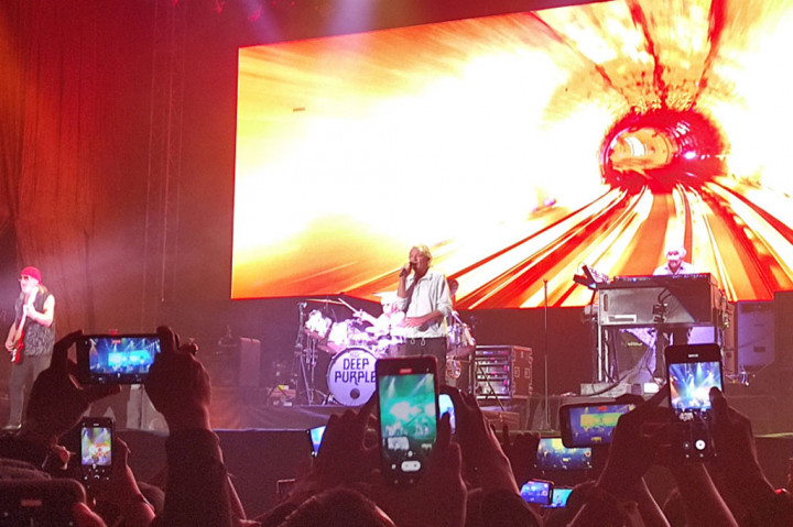 Deep Purple Sihir Ribuan Penggemar di Solo