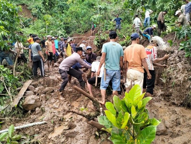 4 Warga Way Kanan Bandar Lampung Hilang Tertimbun Longsor, Seorang Masih Balita