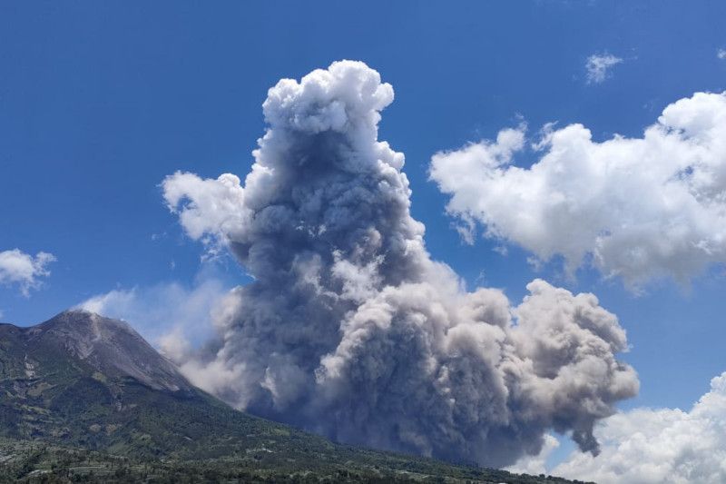 Kabupaten Magelang Diguyur Hujan Abu Merapi