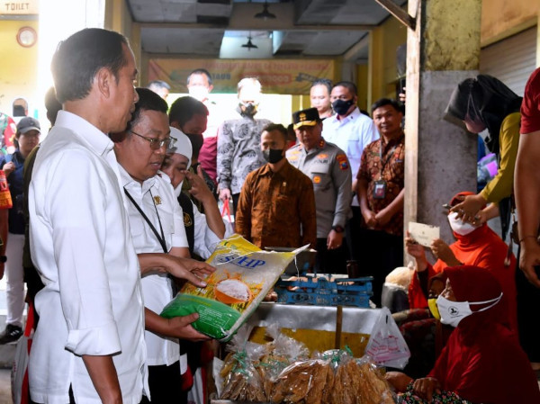 Presiden Cek Harga Kebutuhan Pokok di Pasar Beran Ngawi