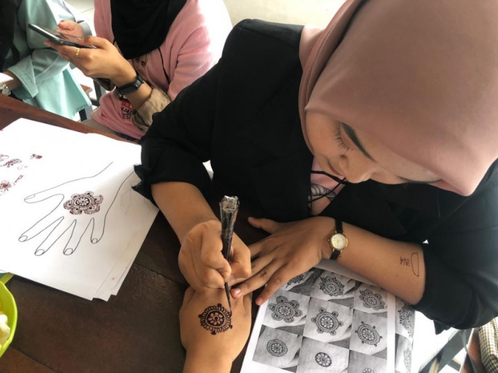Demam Seni Hias Tangan Henna Mewabah ke Milenial di Yogyakarta