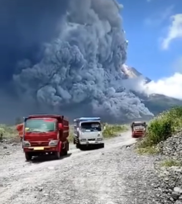 Sri Sultan HB X Sesalkan Masih Ada Penambang di Lereng Gunung Merapi