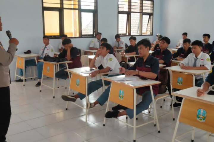 Pelajar di Trenggalek Dapat Edukasi Hukum dari Polisi