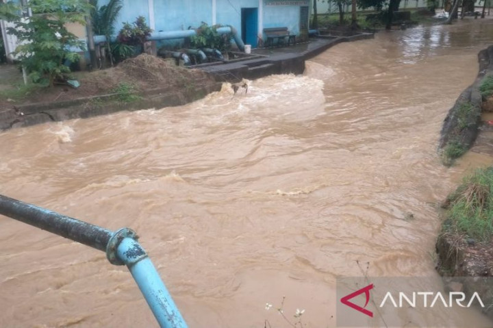 Singkawang Keruk Sungai Kulor Antisipasi Banjir