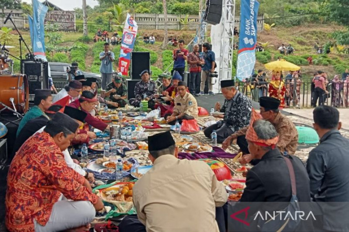 Masyarakat Bangka Perang Ketupat Sambut Ramadan