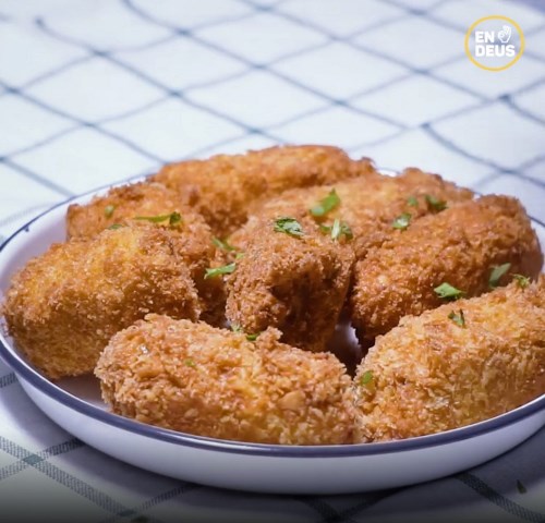 Selain martabak ala-ala, mi instan bisa kamu olah menjadi nugget buatan kamu sendiri lho. Cocok buat takjil. (Foto: Dok. Endeus TV)