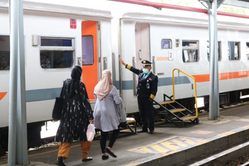 Penumpang kereta api naik di Stasiun Jember (ANTARA/HO-Humas KAI Daop 9 Jember)