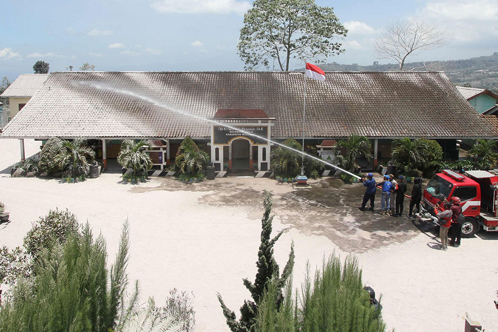 Potret Petugas Bersihkan Sekolah Terdampak Hujan Abu di Boyolali