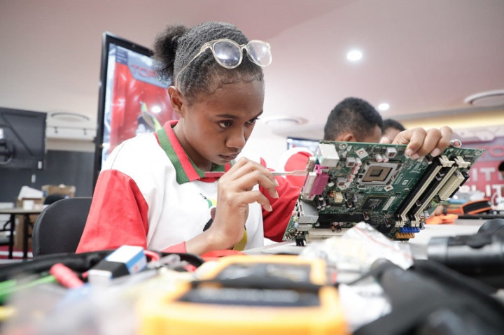 Tangan Anak Muda Papua dari PYCH Rakit Laptop Merek Torang Papua Indonesia