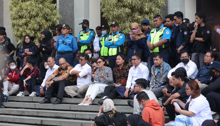 Rektor UGM beserta lima wakil rektor menemui mahasiswa yang melakukan aksi terkait Uang Pangkal di luar UKT. Foto: UGM