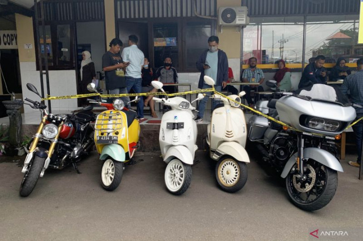 Polisi Periksa Istri Wahyu Kenzo