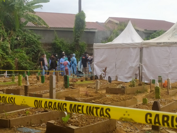 Polisi Autopsi Jenazah Korban Pemaksaan Minum Miras Oplosan di Makassar