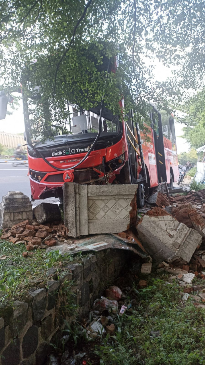 Bus BST Solo Tabrak Gapura Keraton Surakarta