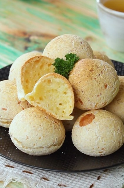 Coba dibuat di rumah dan sontek resep dan cara buat Brazilian Cheese Bread ini dari Endeus TV. (Foto: Dok. Endeus TV)