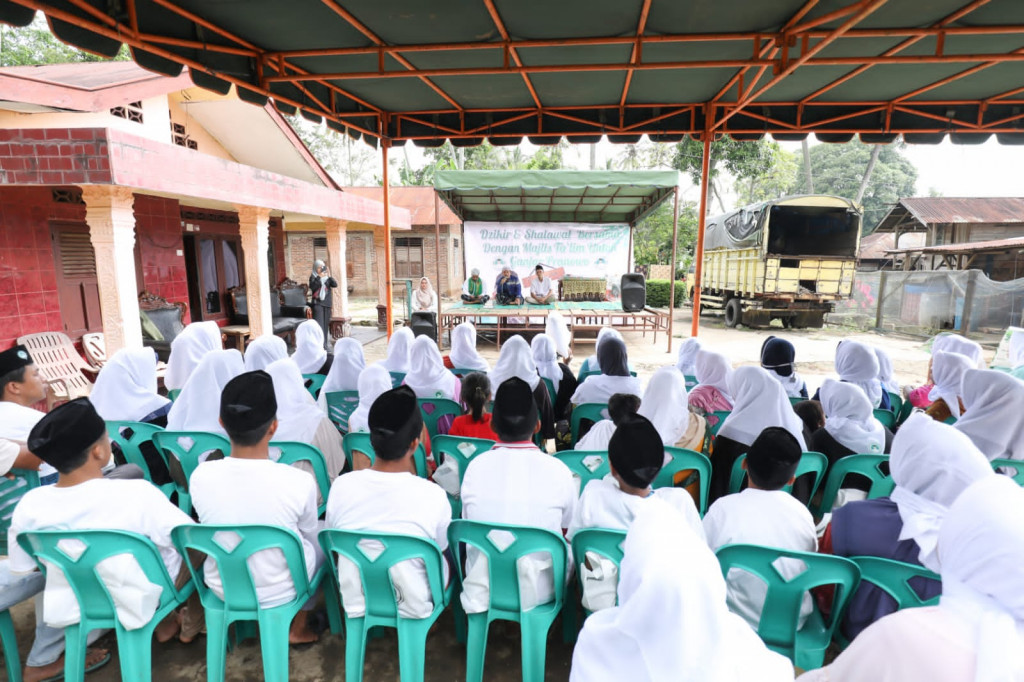 Majelis taklim di Desa Panompuan, Kecamatan Angkola Timur, Kabupaten Tapanuli Selatan, Sumatra Utara. 