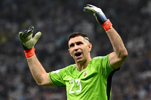 Respek! Emiliano Martinez Lelang Sarung Tangan Final Piala Dunia-nya Untuk Amal