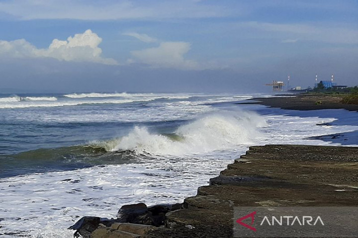 Masyarakat Diminta Waspada Gelombang Tinggi di Laut Selatan Jabar-DIY