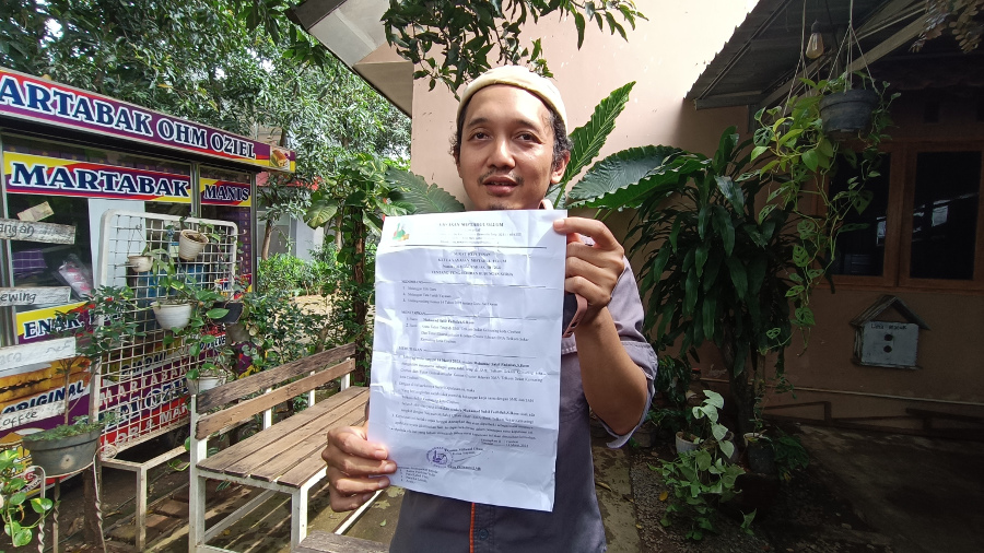 Sabil saat menunjukkan surat pemecatan yang ia terima dari sekolah, Rabu, 15 Maret 2023. Medcom.id/ Ahmad Rofahan