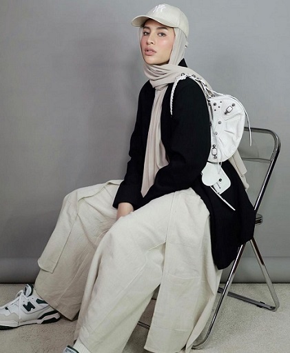 5 Inspirasi OOTD Gaya Hijabers Edgy ala Aghnia Punjabi