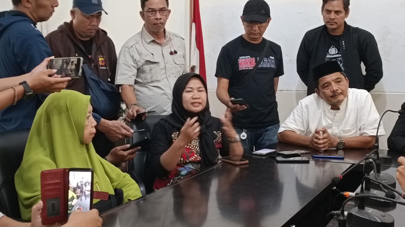  Humas Yayasan Miftahul Ulum, Elis Suswati (tengah), saat mengikuti pertemuan di Kantor Cabang Dinas X di Cirebon, Kamis, 16 Maret 2023. Medcom.id/ Ahmad Rofahan