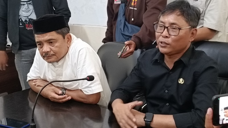 Kepala Kantor Cabang Dinas X Dinas Pendidikan Provinsi Jawa Barat Ambar Triwidodo, saat melakukan pertemuan di Kantor KCD X Jawa Barat di Cirebon.