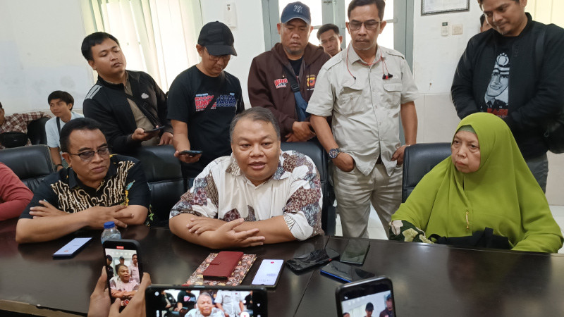  Cahya Riyadi, Wakasek Kurikulum SMK Telkom Sekar Kemuning Kota Cirebon (tengah), di Cirebon, Jawa Barat, Kamis, 16 Maret 2023. Medcom.id/ Ahmad Rofahan