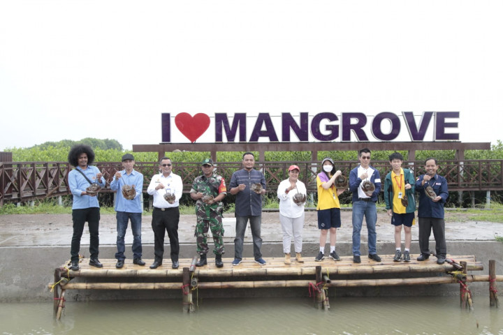 Dukung Eco-Education dan Eco-Tourism, Pelajar SWA dan PWI Tangerang Bersama-sama Tanam Mangrove