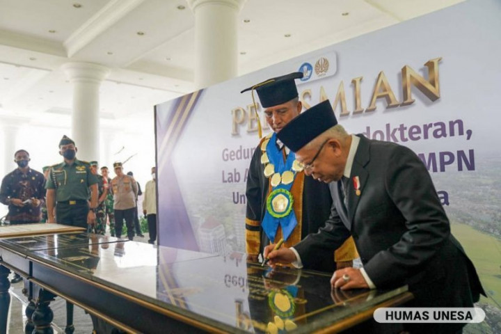 Hadiri Pengukuhan Guru Besar Putrinya, Wapres Sekaligus Resmikan 3 Gedung di Unesa