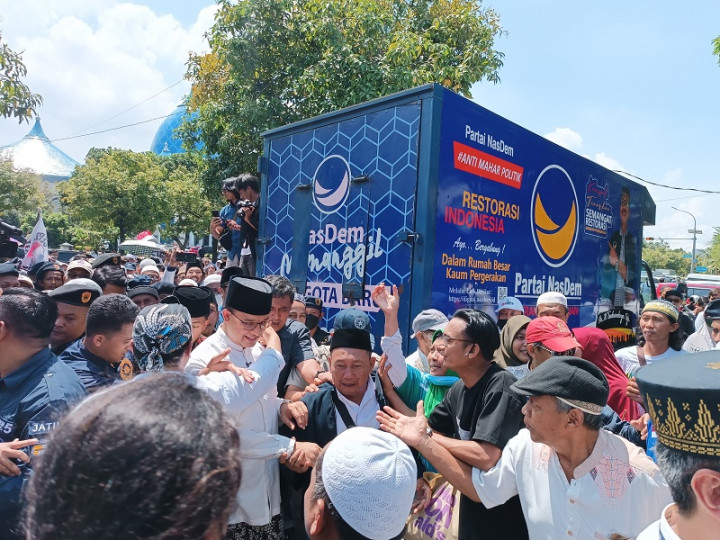 Ribuan Warga Surabaya Sambut Anies dengan Teriakan Presiden